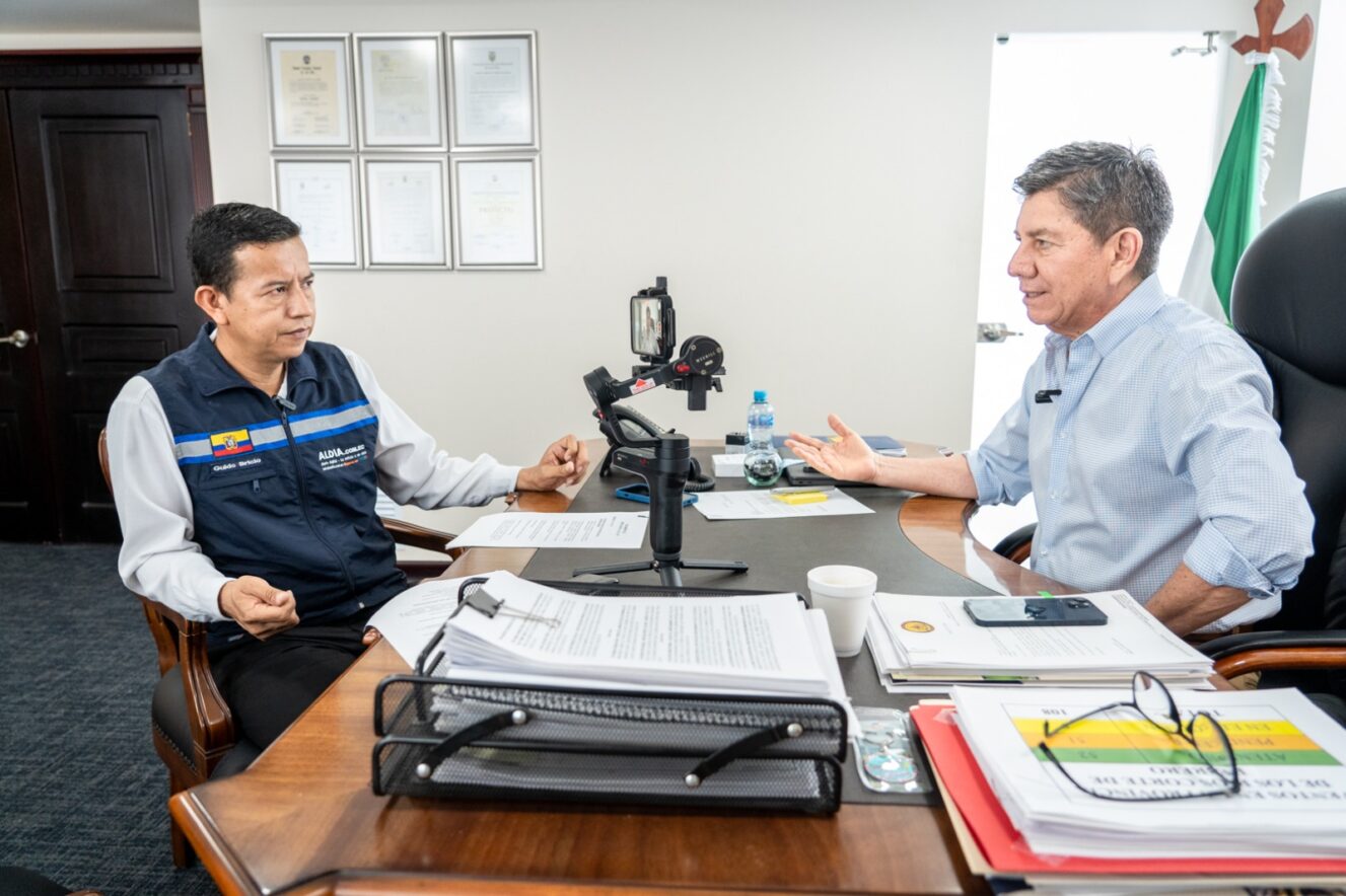 Guido Bricio, periodista de Diario ALDIA, en dialogo con el prefecto de Los Ríos, Jhonny Terán