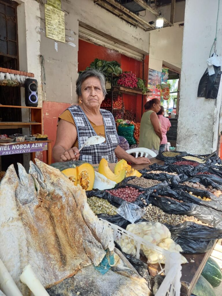 Vicenta Herrera, 50 años vendiendo granos para la fanesca en Quevedo