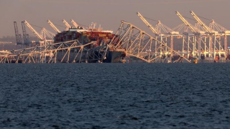 Siete personas desaparecidas tras derrumbarse el puente de Baltimore por choque de barco