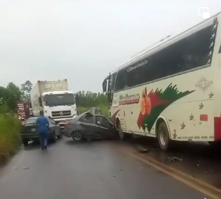 Automóvil termina bajo las llantas de un bus en el cantón Ventanas