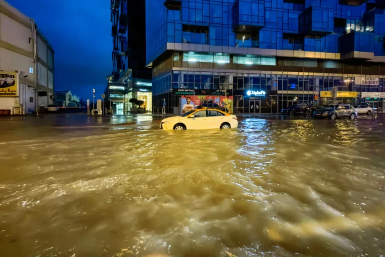 Fuertes tormentas han causado inundaciones en Dubai