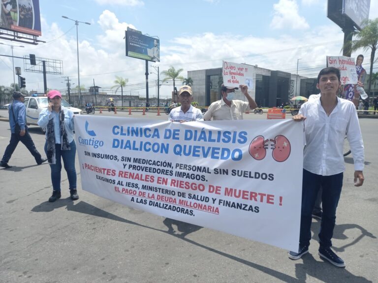 Pacientes de diálisis protestaron con presidente Noboa en Quevedo