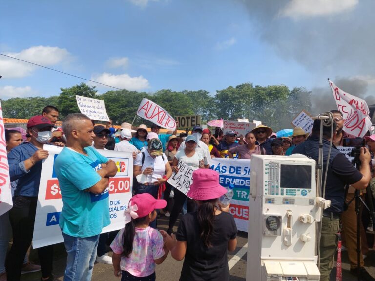 ¡No aguantan más!, con cierre de vía, pacientes de diálisis Los Ríos exigen a Gobierno pague deuda a clínicas dializadoras