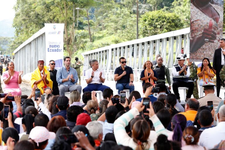 Presidente Noboa inauguró paso vehicular del puente sobre el río Lelia en vía Alóag Santo Domingo