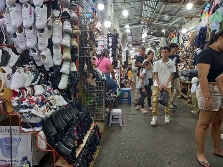 Crisis económica impulsa a comprar zapatos económicos en Quevedo