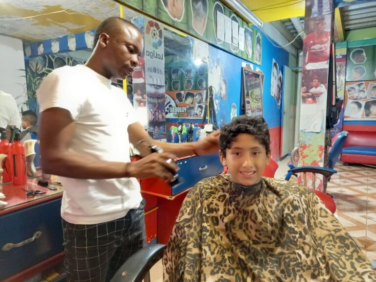 Alta demanda de cortes de cabello en Quevedo marca el inicio del año escolar