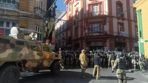 Militares bolivianos se alzan y dan un golpe de estado en contra del socialista Luis Arce