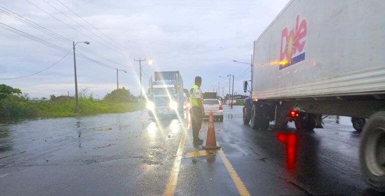 La carretera Babahoyo-Jujan se inundó por las fuertes lluvias