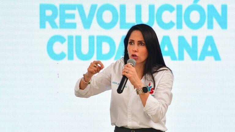 Luisa González califica de “trampa, fraude y mentira” la prohibición de celulares durante la votación