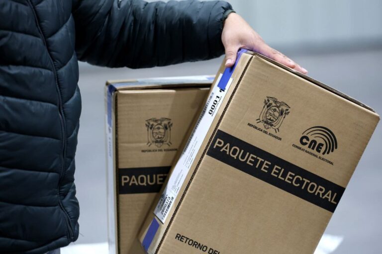 Opiniones divididas en Quevedo sobre la prohibición de dispositivos electrónicos en la votación