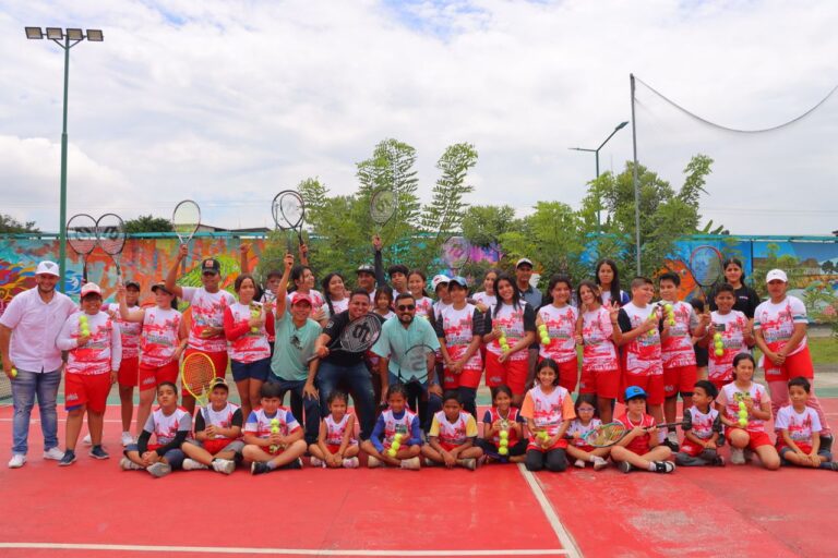 Alcaldía de Quevedo impulsa el deporte infantil con entrega de uniformes e implementos