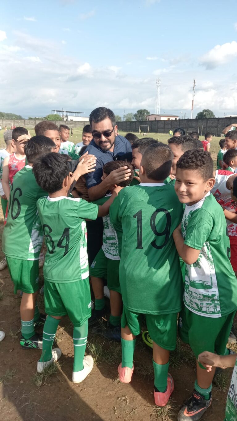 250 niños de la escuela permanente de fútbol Santa María reciben implementos deportivos por el GAD-Municipal de Quevedo