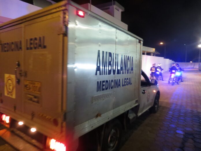 Ambulancia-Medicina-Legal-entrando-a-la-Unidad-Forense