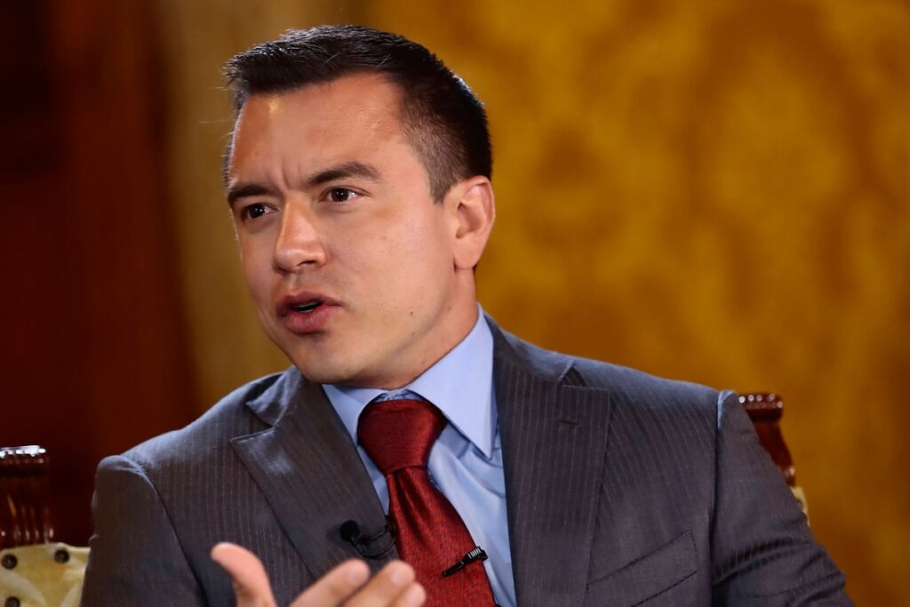 Noboa presenta balance de gestión: Riesgo país cae y becas se disparan en dos años