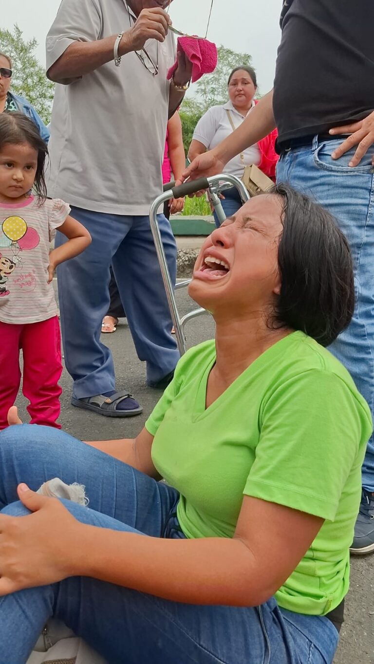 Familiares de pacientes de diálisis de Quevedo protagonizaron bloqueo de vía y congestión en reclamo de atención