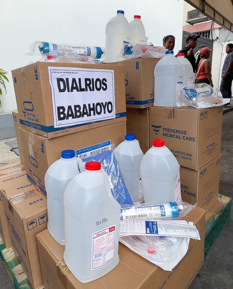 Familia Terán dona insumos a pacientes renales
